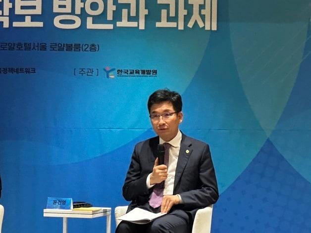 본문 이미지 - 교육정책네트워크 토론회에 참가한 윤건영 충북교육감.&#40;충북교육청 제공. 재판매 및 DB금지&#41;/뉴스1