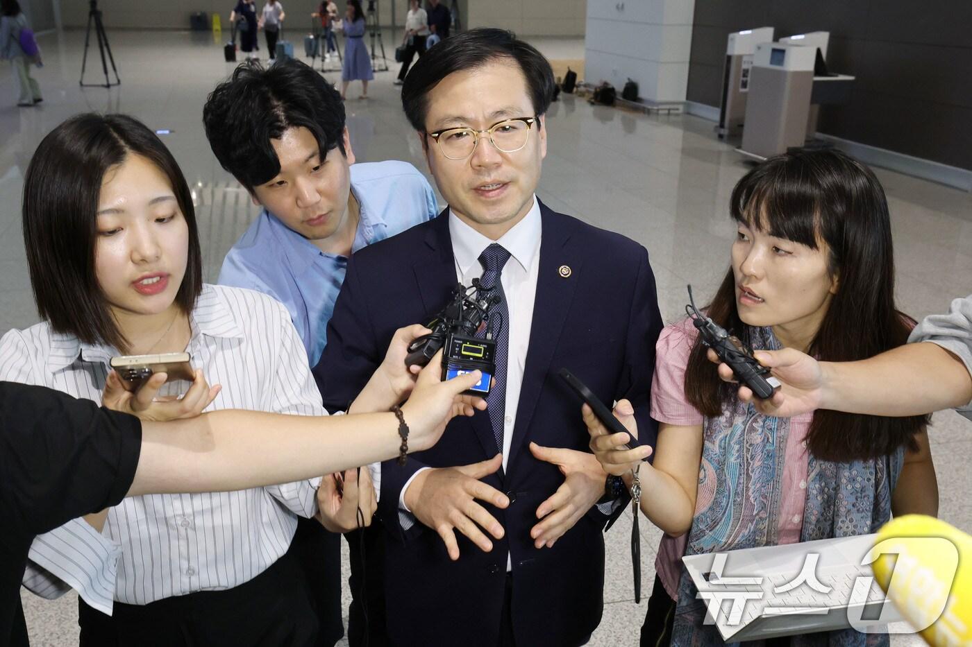 여한구 산업통상자원부 통상교섭본부장이 23일 오후 아세안(ASEAN·동남아국가연합) 경제장관회의 참석차 인천국제공항을 통해 말레이시아로 출국하며 취재진의 질문에 답하고 있다. 2025.9.23/뉴스1 ⓒ News1 이광호 기자