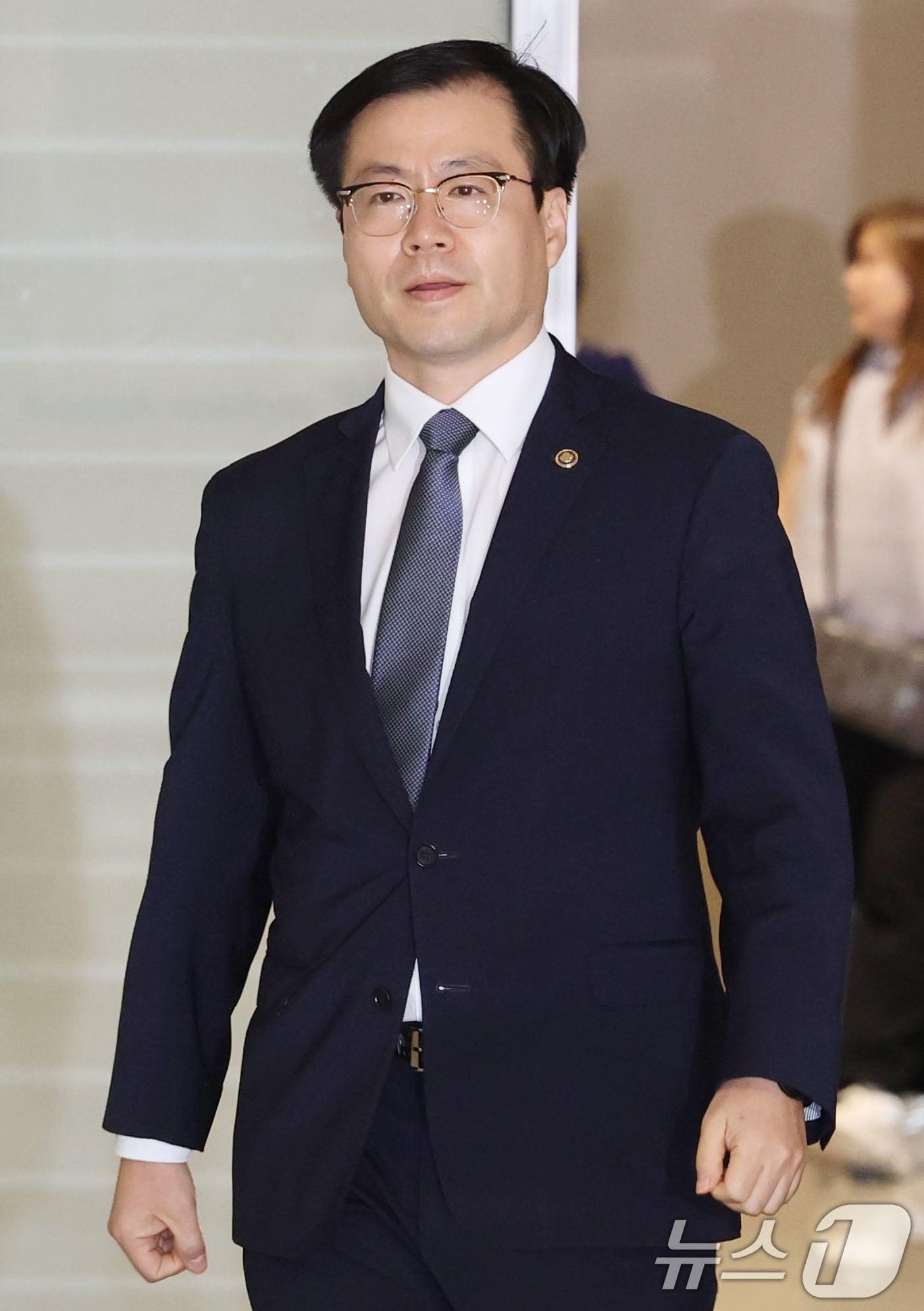 본문 이미지 - 여한구 산업통상자원부 통상교섭본부장이 23일 오후 아세안(ASEAN·동남아국가연합) 경제장관회의 참석차 인천국제공항을 통해 말레이시아로 출국하고 있다. 2025.9.23/뉴스1 ⓒ News1 이광호 기자