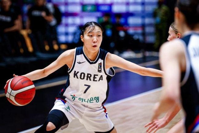 본문 이미지 - 한국 16세 이하 여자 농구 대표팀 한예담&#40;춘천여고&#41;이 23일 말레이시아 스름반 아레나에서 열린 아시아컵 조별리그 A조 2차전 호주와 경기에서 드리블을 하고 있다.FIBA 홈페이지 캡처&#41;