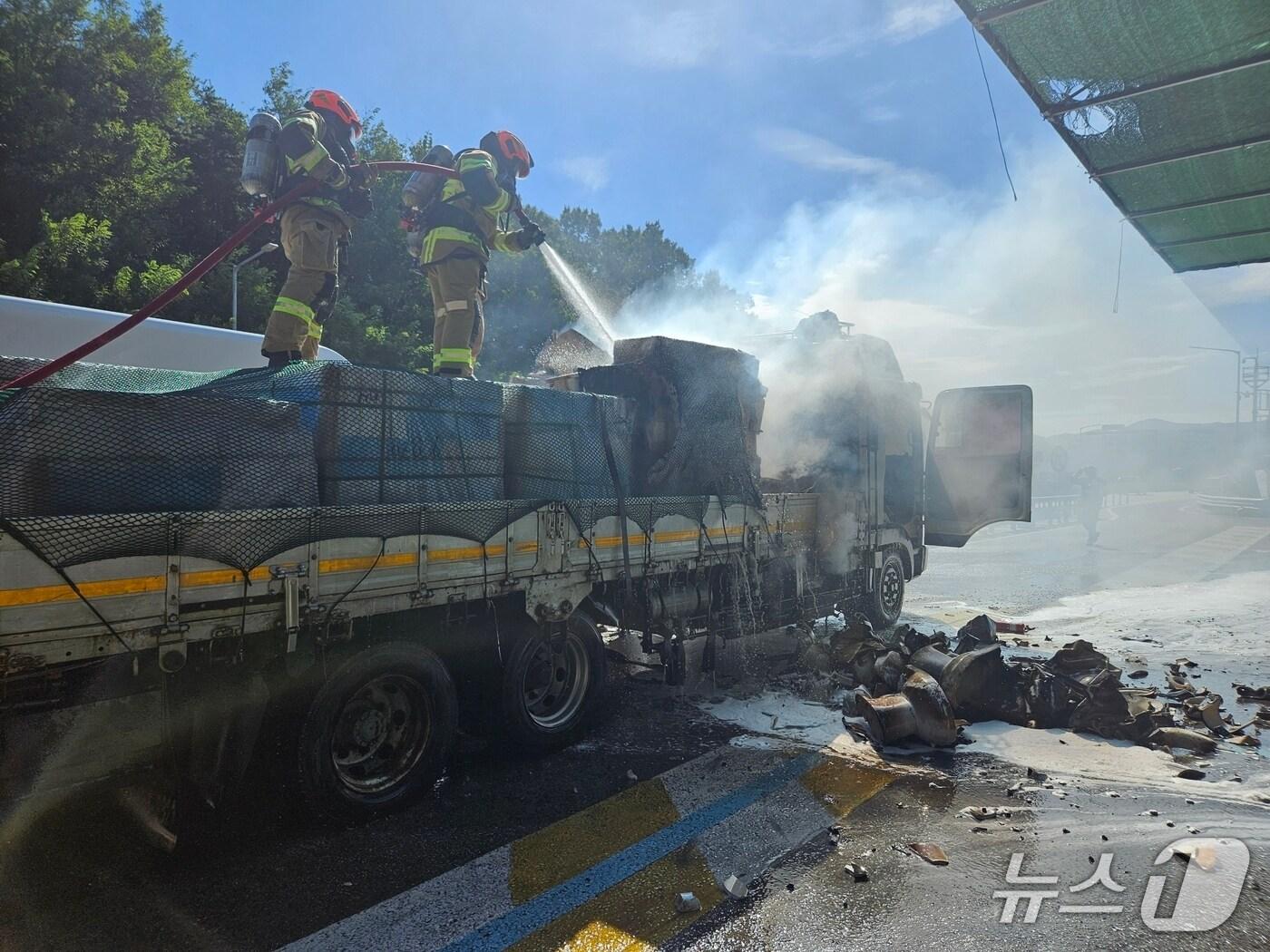 본문 이미지 - 23일 오후 2시 18분쯤 충북 보은군 탄부면 당진영덕고속도로 속리산IC 인근 청주방향 도로를 달리던 5톤짜리 화물차에서 원인이 확인되지 않은 불이 났다.(보은소방서 제공. 재판매 및 DB금지)/뉴스1