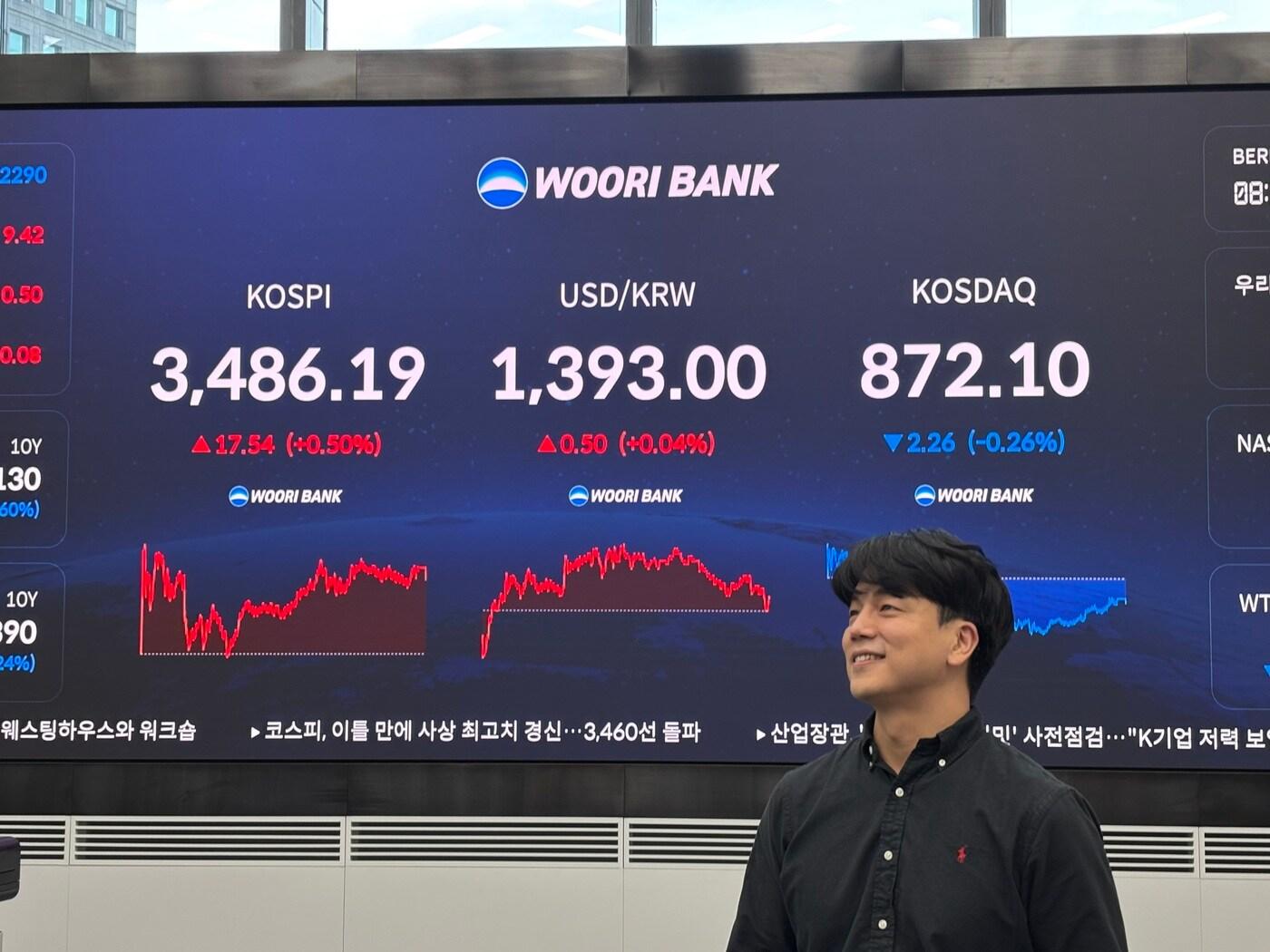 본문 이미지 - 23일 서울 중구 우리은행 딜링룸 전광판에 마감 시황이 나오고 있다.(우리은행 제공)/뉴스1