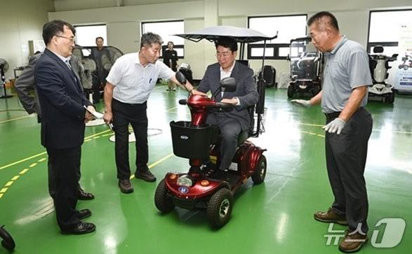 본문 이미지 - 원강수 강원 원주시장이 지난 22일 지역 자동차부품 제조업체인 ㈜케이에이씨를 방문해 간담회를 가진 가운데, 이 기업이 만든 제품을 체험하는 모습. &#40;원주시 제공. 재판매 및 DB금지&#41; 2025.9.23/뉴스1