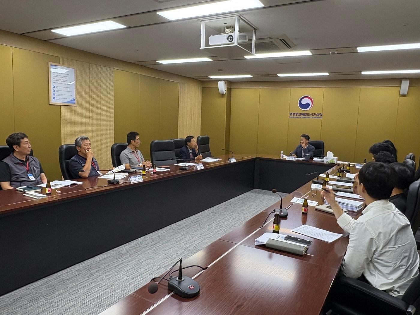 본문 이미지 - 행복청과 공사 관계자, 관련 전문가들이 안전·품질 개선 공공시설협의체 회의에 참석해 안전과 품질 관리 방안을 논의하고 있다&#40;행복청 제공&#41;.뉴스1 ⓒ News1