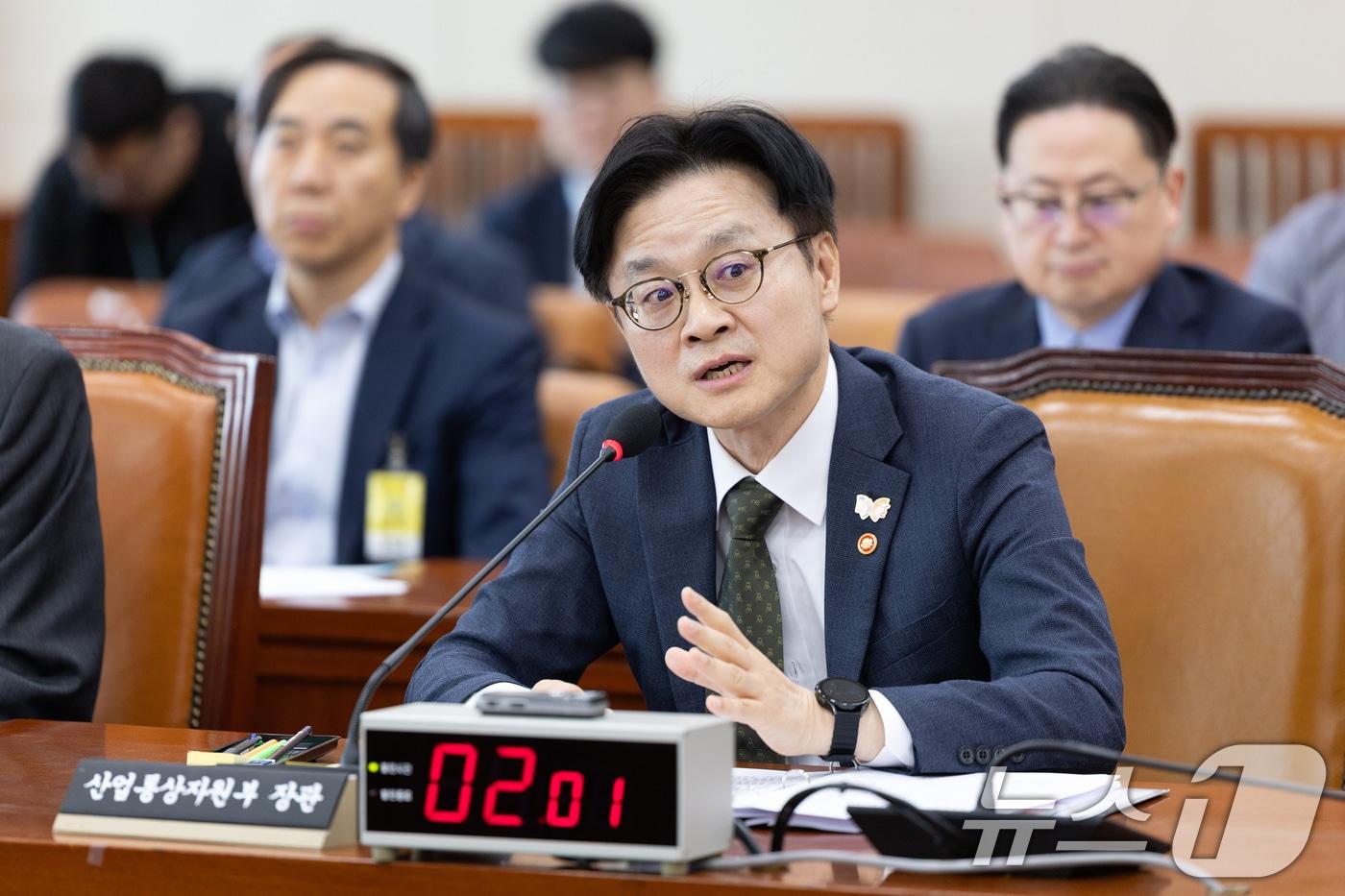 김정관 산업통상자원부 장관이 23일 서울 여의도 국회에서 열린 제429회국회&#40;정기회&#41; 기후위기 특별위원회 제6차 전체회의에 출석해 의원 질의에 답변하고 있다. 2025.9.23/뉴스1 ⓒ News1 이승배 기자