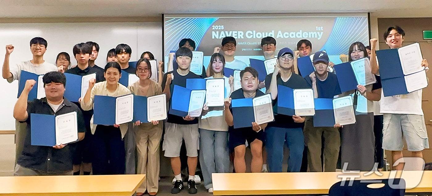 네이버클라우드 실무 교육프로그램에 참가한 영남대 학생들이 파이팅을 외치고 있다.&#40;영남대 제공. 재판매 및 DB금지&#41;