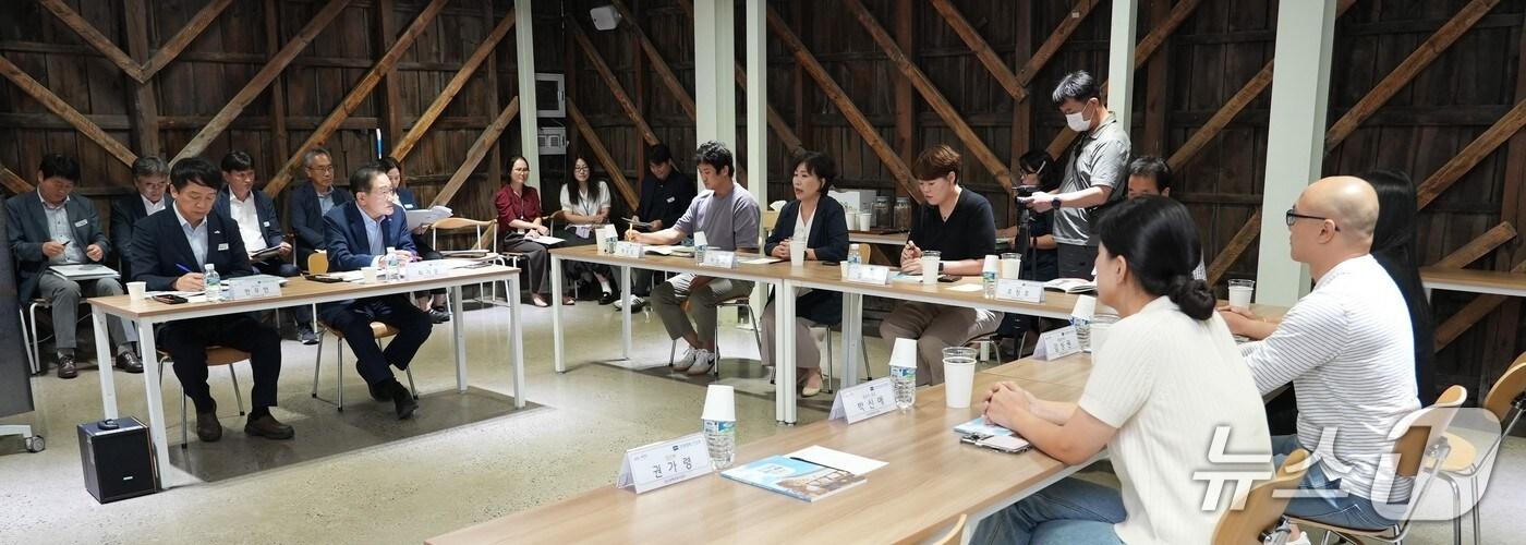 최기문 영천시장이 23일 카페 스타코에서 완산동 민생경제 현장 간담회를 진행하고 있다. (영천시 제공. 재판매 및 DB금지)/뉴스1