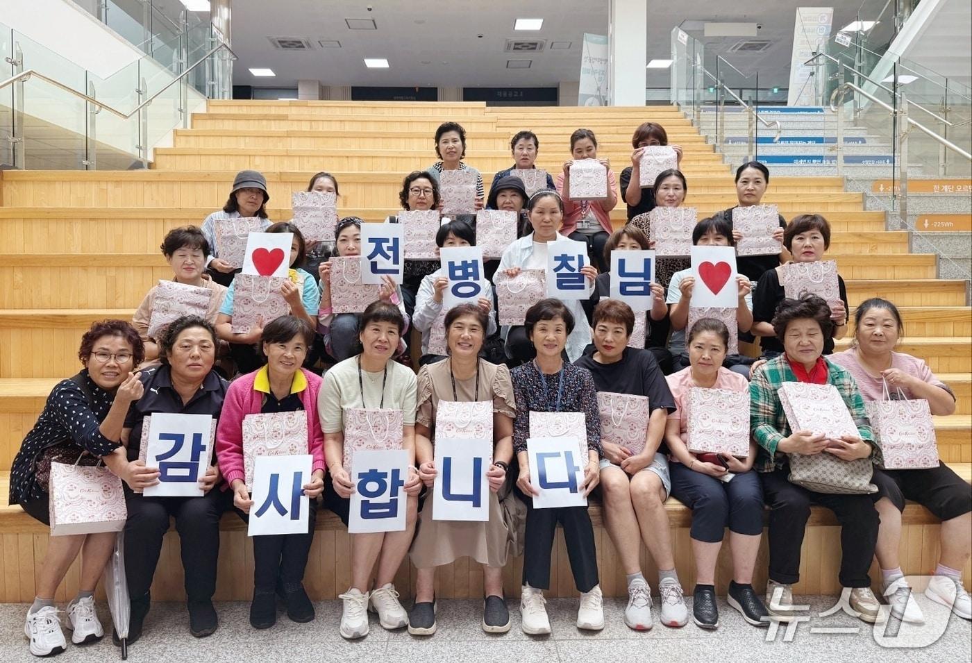 전병칠 동문의 추석 선물에 감사 메시지 전달한 한기대 조리사와 미화원들. (한기대 제공. 재판매 및 DB금지)