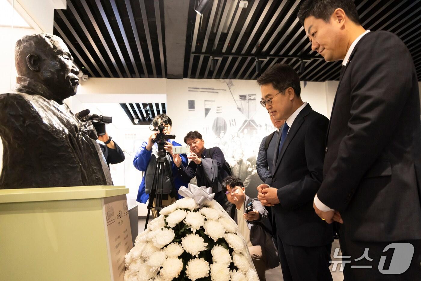 23일 오전 중국 충칭 대한민국 임시정부에서 김동연 경기도지사가 김구흉상 헌화 및 묵념을 하고 있다.(경기도 제공. 재판매 및 DB금지)