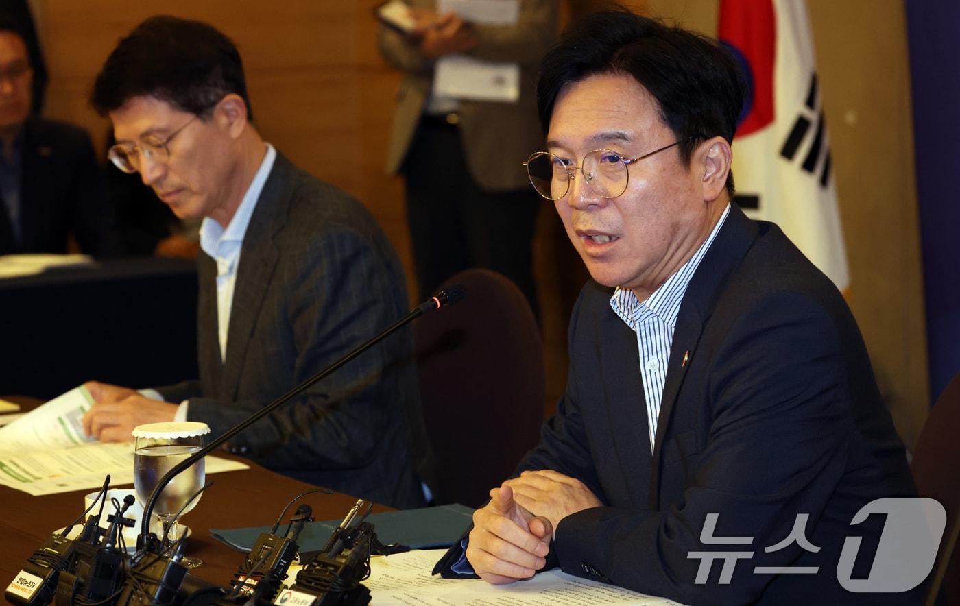 김영훈 고용노동부 장관이 23일 서울 중구 명동 로얄호텔에서 열린 추락사고 예방을 위한 건설사 간담회에서 모두 발언을 하고 있다. 2025.9.23/뉴스1 ⓒ News1 김명섭 기자