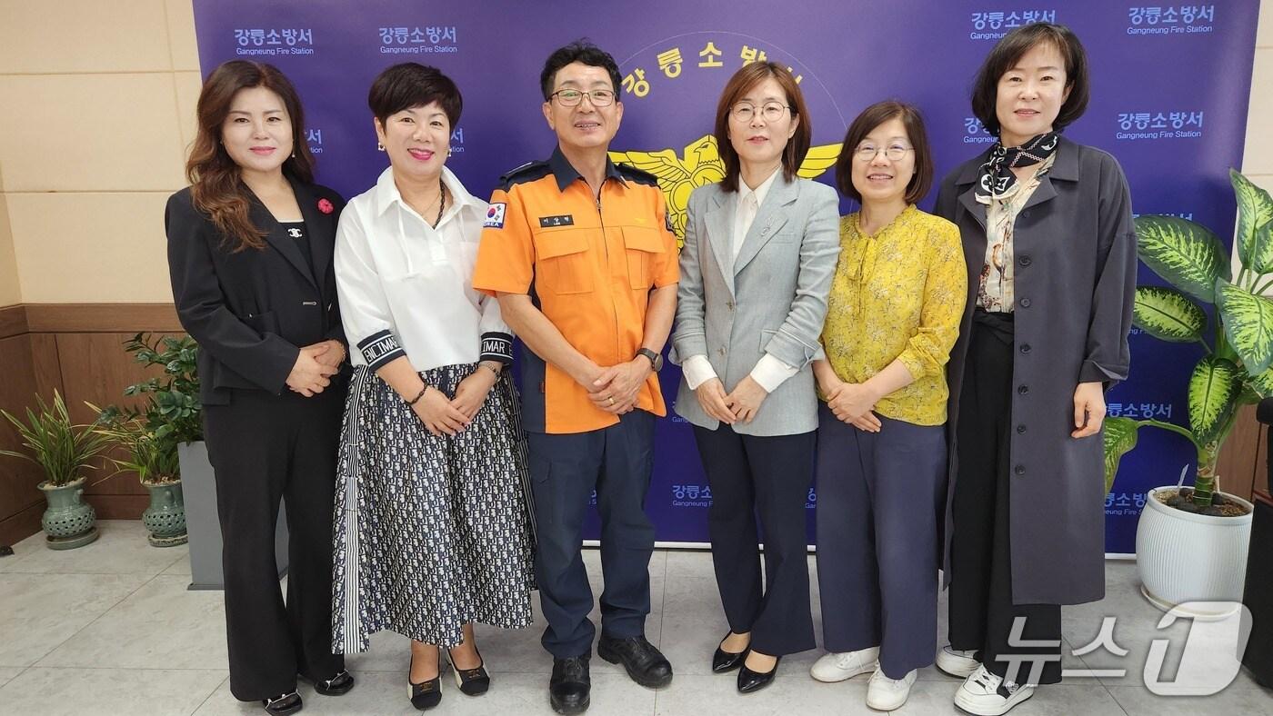 본문 이미지 - 강원 강릉 교(원)장 협의회 임원진이 강릉소방서 찾아 감사인사를 전했다.(강릉교육지원청 제공, 재판매 및 DB금지)