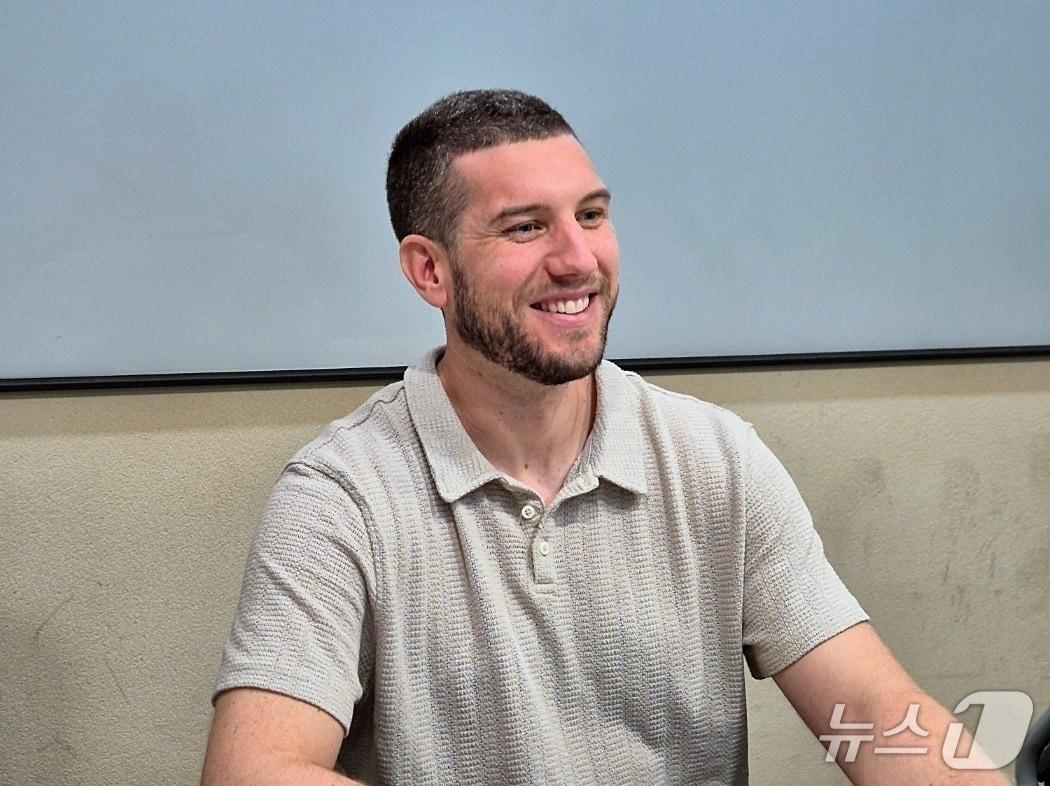 본문 이미지 - 안드레아 무토니&#40;Andrea Muttoni&#41; 스토리 재단 이사장이 23일 뉴스1과 인터뷰하고 있다.