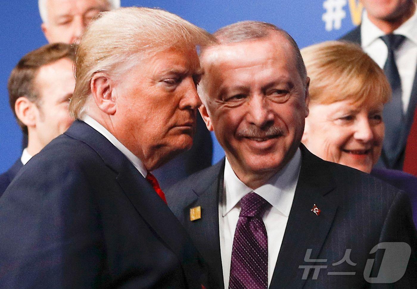 2019년 12월 4일 영국 런던 북동부 왓퍼드의 그로브 호텔에서 열린 북대서양조약기구(NATO) 정상회의에서 단체사진 촬영을 마친 뒤 본회의장으로 향하는 도널드 트럼프 미국 대통령(왼쪽)과 레제프 타이이프 에르도안 튀르키예 대통령(오른쪽)ⓒ AFP=뉴스1