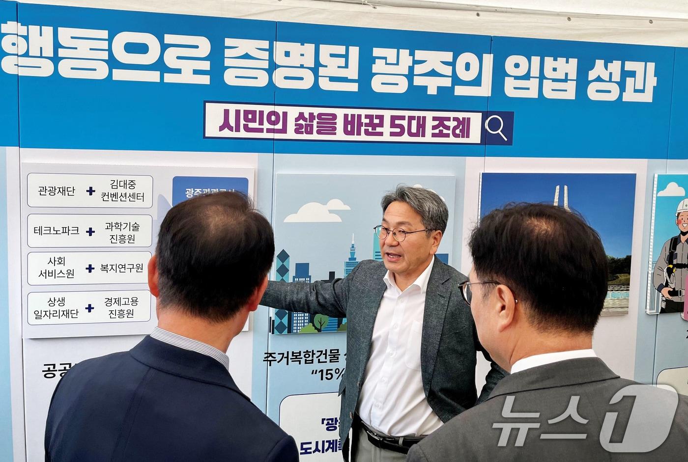 강기정 광주시장이 23일 국회 중앙 잔디광장에서 열린 &#39;2025 국회입법박람회&#39;에 참석해 광주시정 홍보부스에서 광주시 우수 정책을 소개하고 있다.&#40;광주시 제공. 재판매 및 DB 금지&#41; 