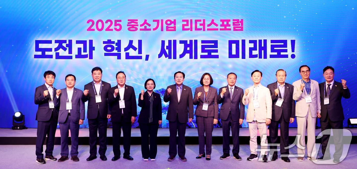 한성숙 중소벤처기업부 장관이 23일 제주 서귀포시 롯데호텔 제주에서 열린 &#39;2025 중소기업 리더스포럼&#39;에서 참석자들과 기념 촬영을 하고 있다. &#40;중소벤처기업부 제공. 재판매 및 DB 금지&#41; 2025.9.23/뉴스1