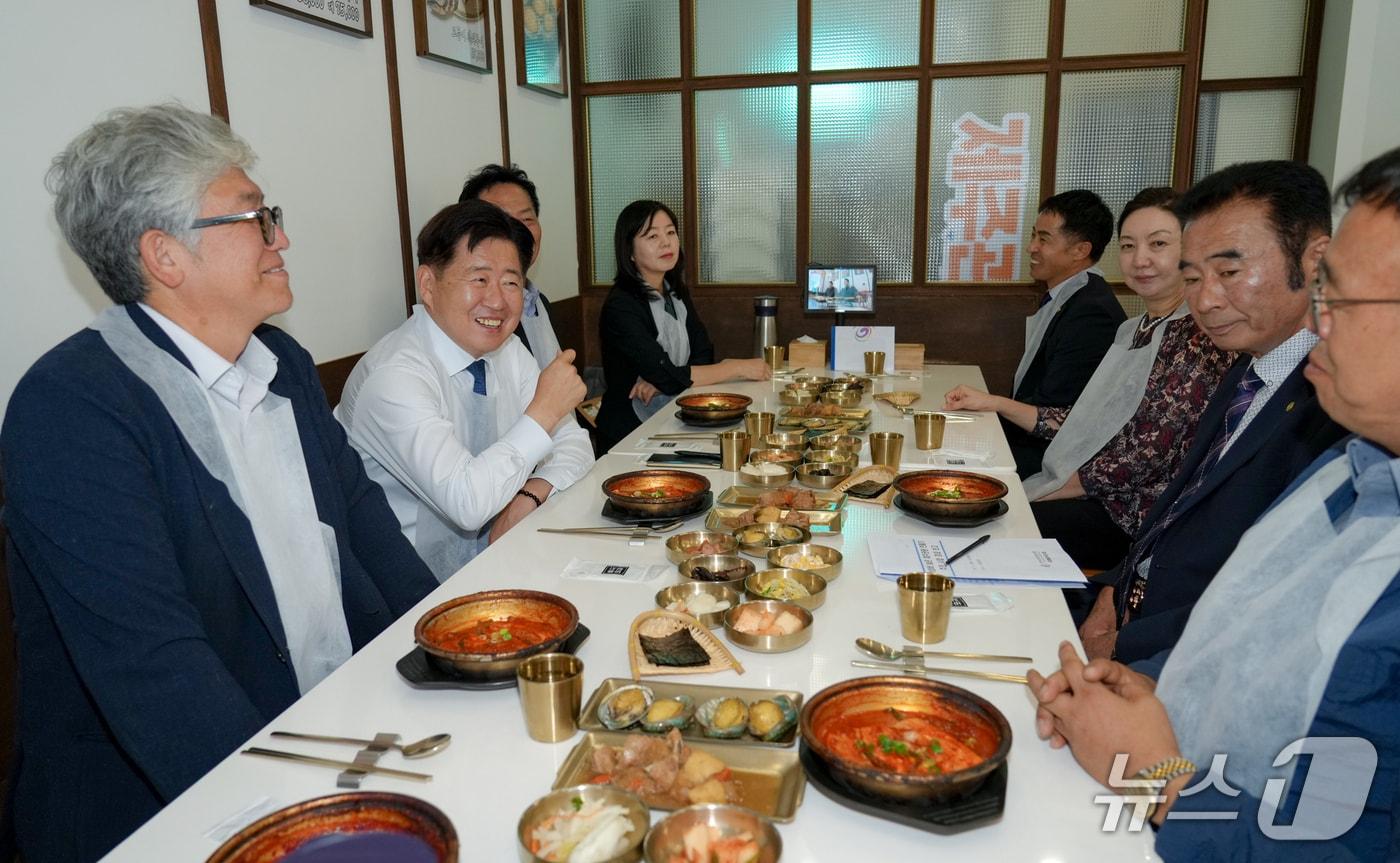  오영훈 제주도지사가 외식업체 관계자 등과 함께 갈치조림 1인분 메뉴를 개발한 식당에서 식사를 하고 있다&#40;제주도 제공. 재판매 및 DB금지&#41;/뉴스1