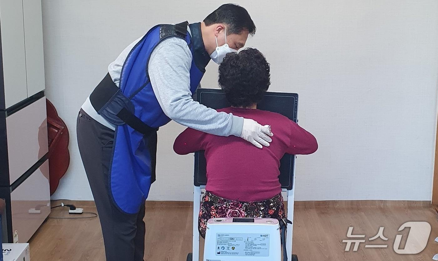 충북 괴산군 어르신 찾아가는 이동 결핵검진 모습.(괴산군 제공)/뉴스1