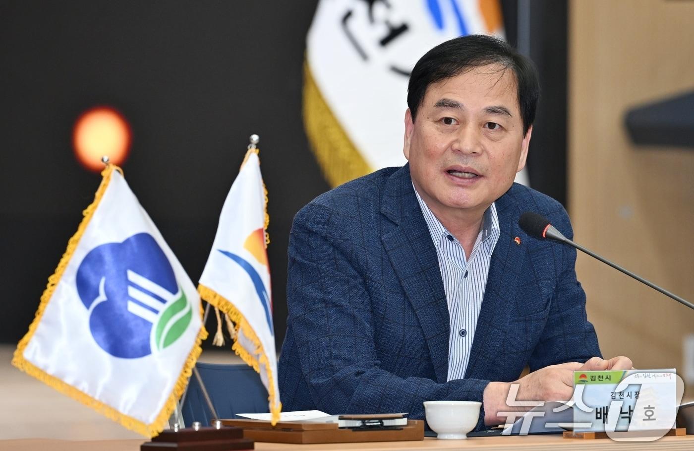 본문 이미지 - 배낙호 김천시장이 23일 열린 자매도시 군산시 농수특산물 직거래 행사 간담회에서 인사말을 하고 있다. (김천시 제공. 재판매 및 DB금지) 2025.9.23/뉴스1 ⓒ News1 정우용 기자