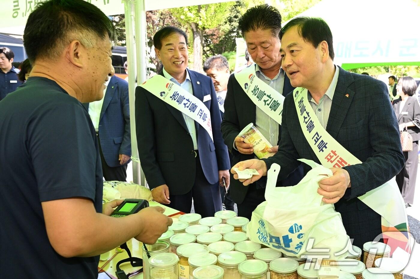 배낙호 김천시장이 23일 군산시 농수특산물 직거래 행사에서 상인들과 대화하고 있다.&#40;김천시 제공. 재판매 및 DB금지&#41;/뉴스1 ⓒ News1 정우용 기자