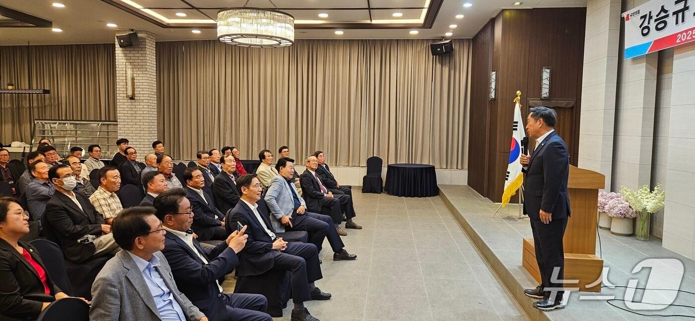 최근 당진 설악웨딩홀에서 열린 당진시 당원협의회에서 당원교육을 하고 있는 강승규 국민의힘 충남도당위원장(당진당협 제공. 재판매 및 DB금지)2025.9.23/뉴스1