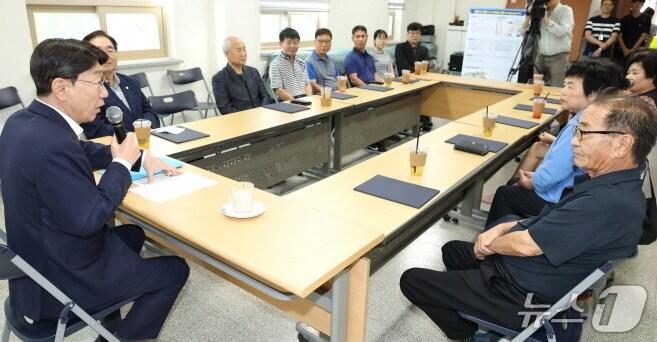 본문 이미지 - 우범기 전주시장이 23일 도시재생 사업이 추진 중인 금암동과 서완상동 주민들을 만나 목소리를 청취하고, 지역 현안에 대한 다양한 의견을 논의했다.(전주시 제공, 재판매 및 DB 금지)/뉴스1