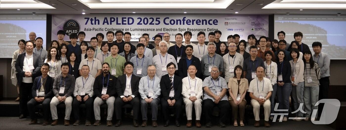 제7차 APLED 2025 참가자들이 기념사진을 촬영하고 있다.&#40;지질연 제공&#41; /뉴스1
