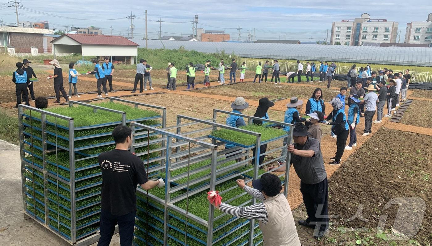한국농어촌공사는 23일 전남 나주 산포초등학교에서 &#39;ESG 생태체험학습장&#39; 조성을 위한 화이트 클로버 모종 이식 행사를 진행했다.&#40;농어촌공사 제공, 재배포 및 DB 금지&#41;/뉴스1
