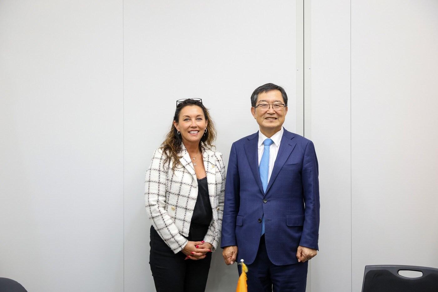 줄리 샌드 미국 알래스카주 상무장관이 지난 16일 서울 용산구 전쟁기념관을 방문해 백승주 전쟁기념사업회장과 기념촬영을 하고 있다.&#40;전쟁기념사업회 제공&#41;