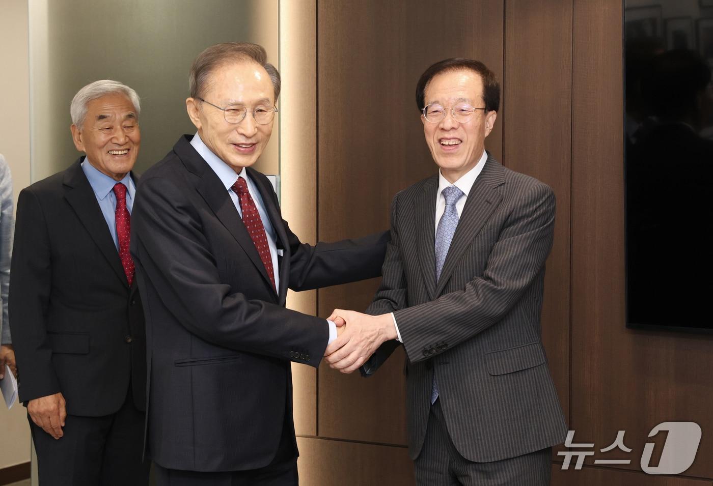 이석연 국민통합위원장이 23일 이명박 전 대통령을 예방한 모습. &#40;국민통합위원회 제공&#41;