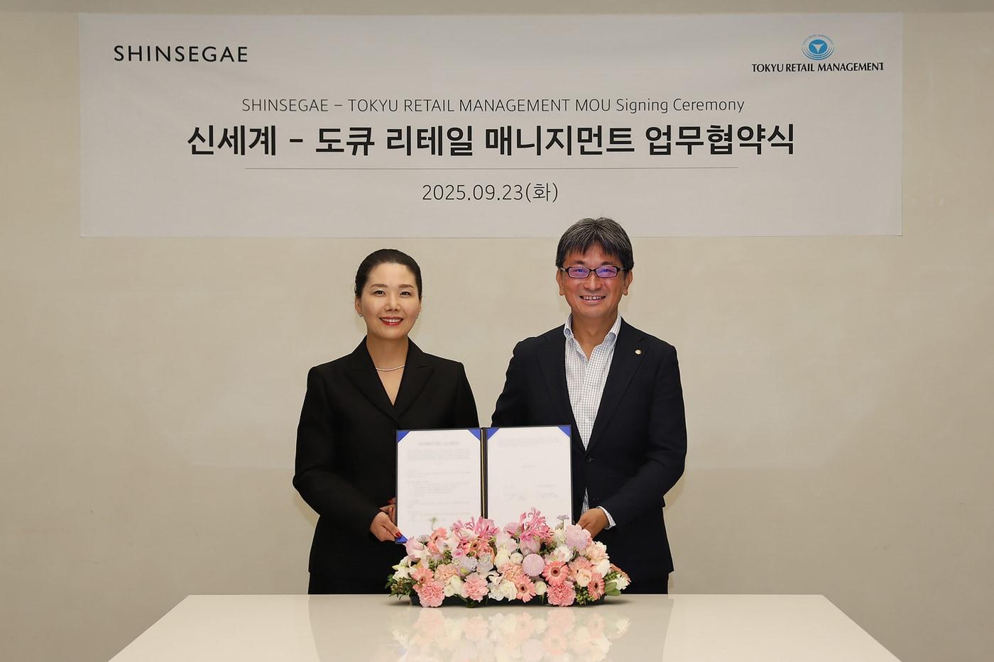 (왼쪽부터)신세계백화점 장수진 상품본부장, 도큐 리테일 매니지먼트 대표이사 홋타 마사미치(신세계백화점 제공)