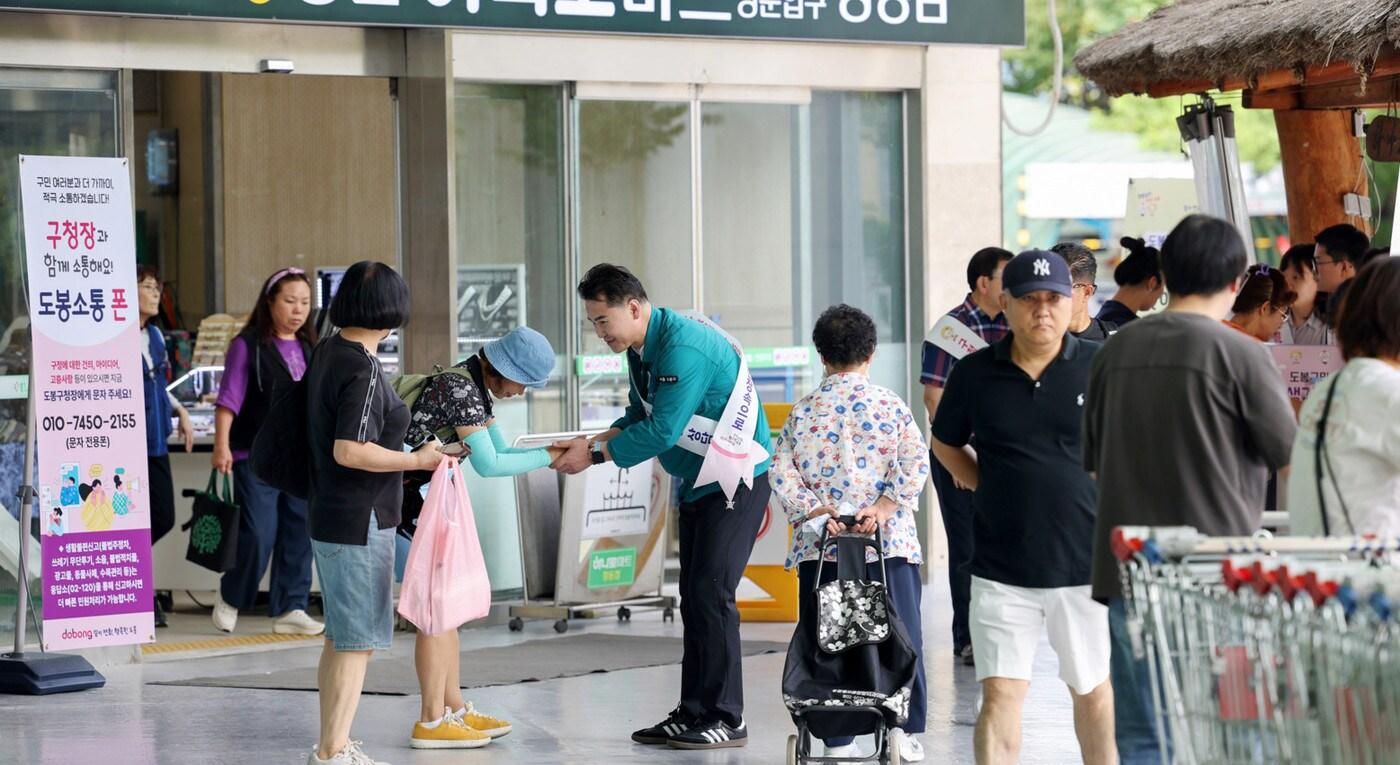 오언석 도봉구청장이 지난 13일 오후 농협하나로마트 정문 앞에서 구민들과 인사를 하고 있다.(도봉구 제공)
