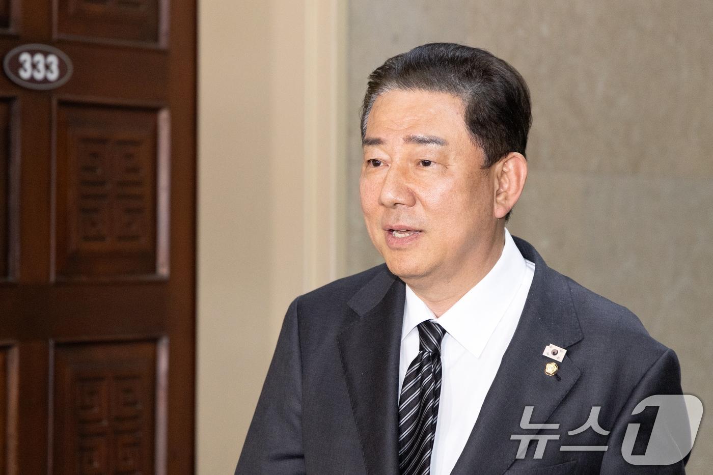 김병기 더불어민주당 원내대표가 23일 양당 원내지도부 회동을 위해 서울 여의도 국회 운영위원장실로 들어서고 있다. ⓒ News1 이승배 기자