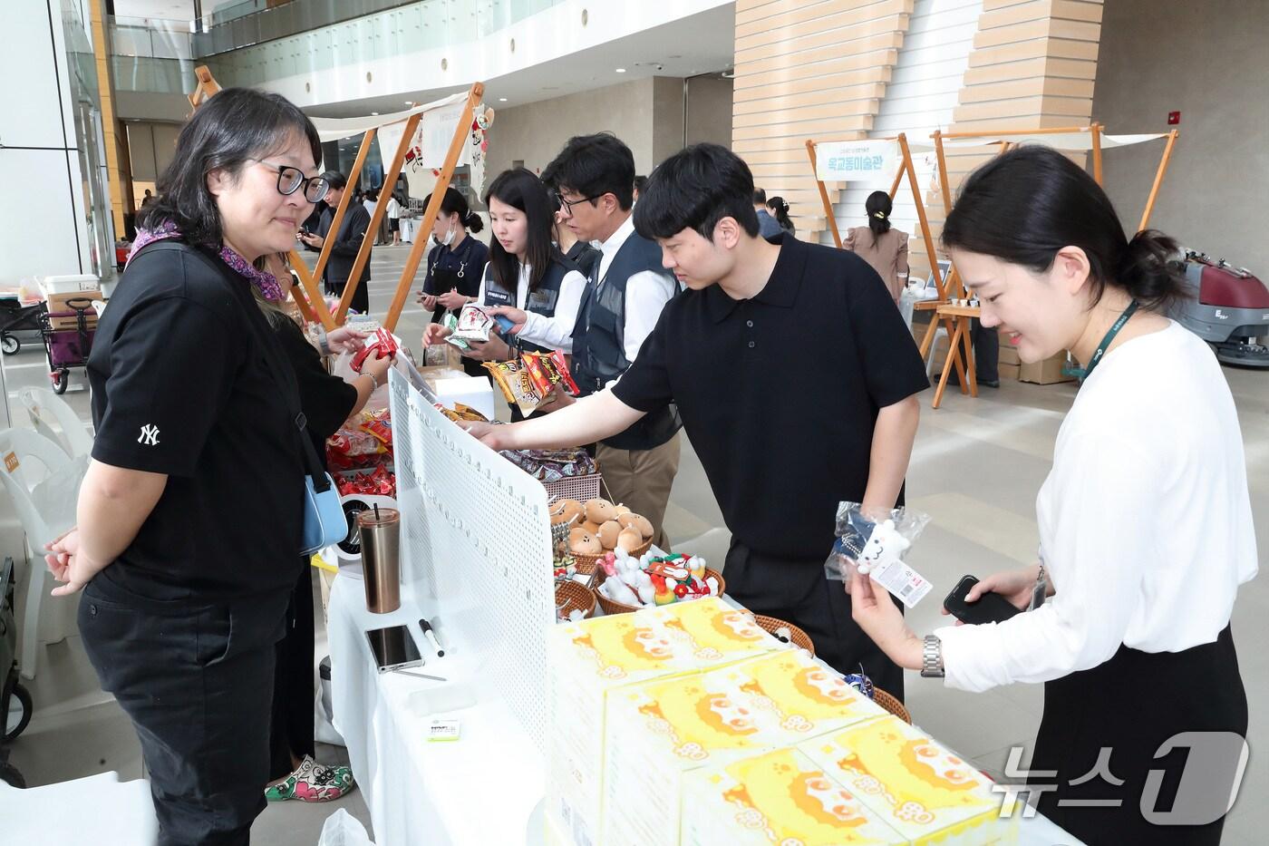 한국석유공사 직원들이 23일 울산 본사에서 열린 지역 소상공인과 함께하는 플리마켓 '동행' 행사에서 물건을 구매하고 있다. (한국석유공사 제공. 재판매 및 DB 금지) /뉴스1