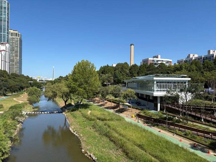 본문 이미지 - 강남구 양재천 수변문화쉼터.&#40;서울시 제공&#41;