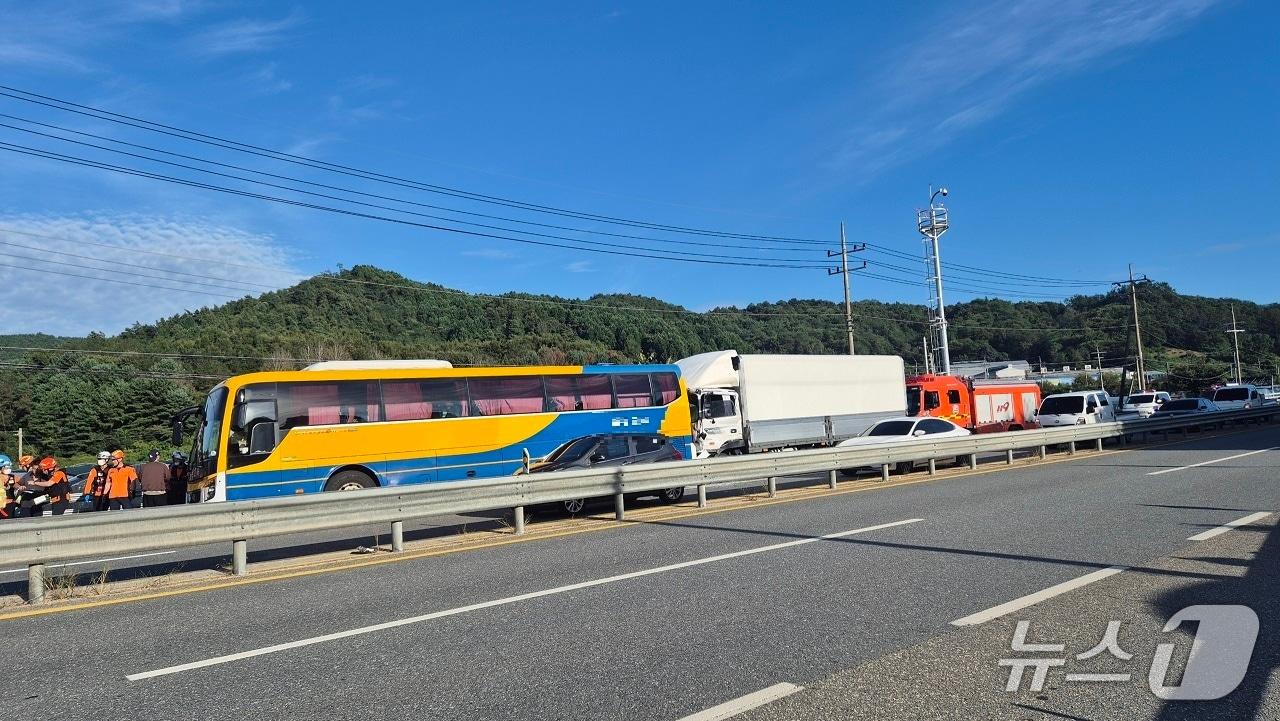 본문 이미지 -  금산군 추부면 교통사고 현장. (금산소방서 제공, 재판매 및 DB금지) / 뉴스1