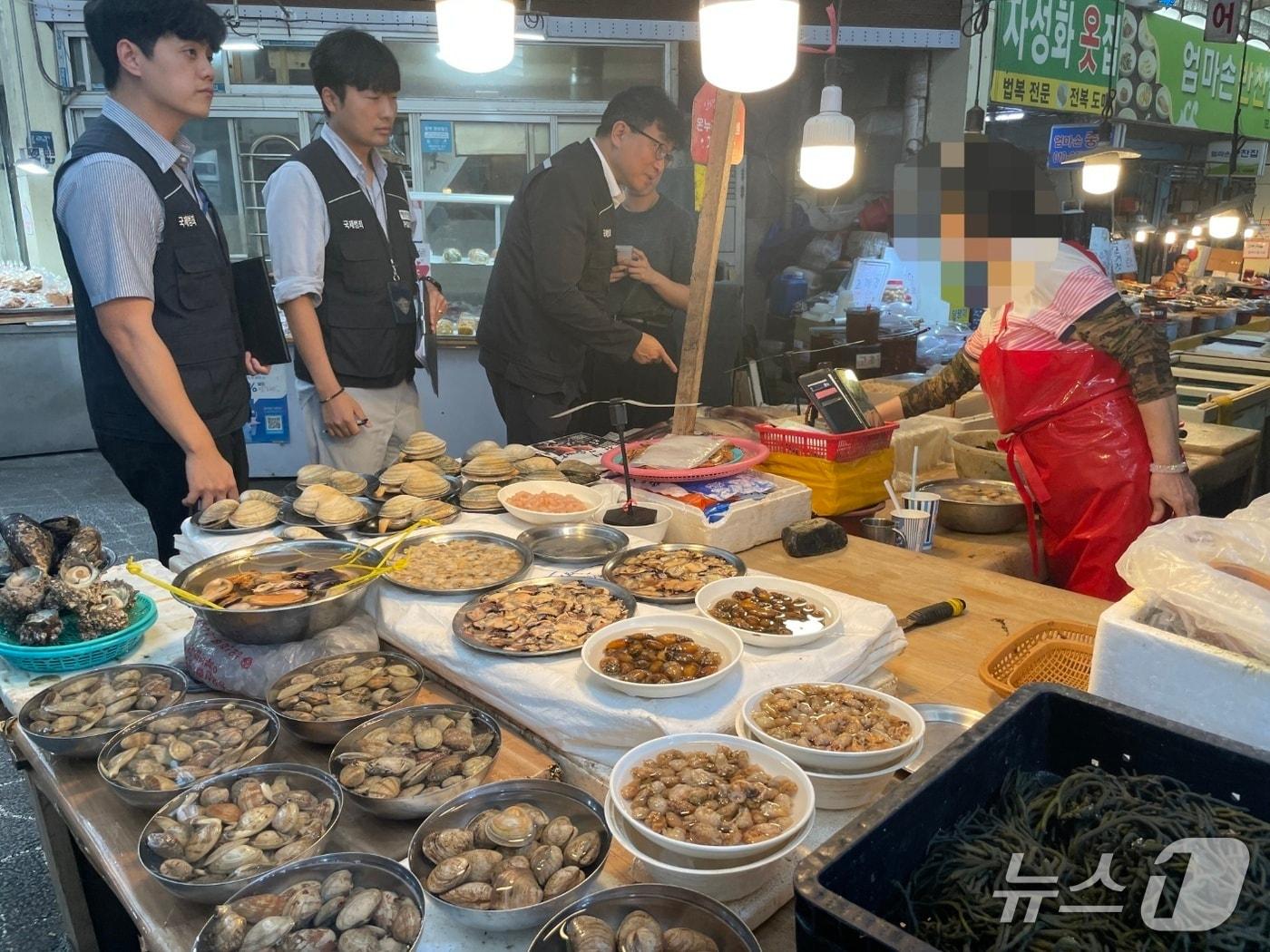 본문 이미지 - 부산해경이 추석 명절을 맞아 원산지 위반 행위 등에 대한 특별단속을 실시하고 있다. (부산해경 제공. 재판매 및 DB 금지)