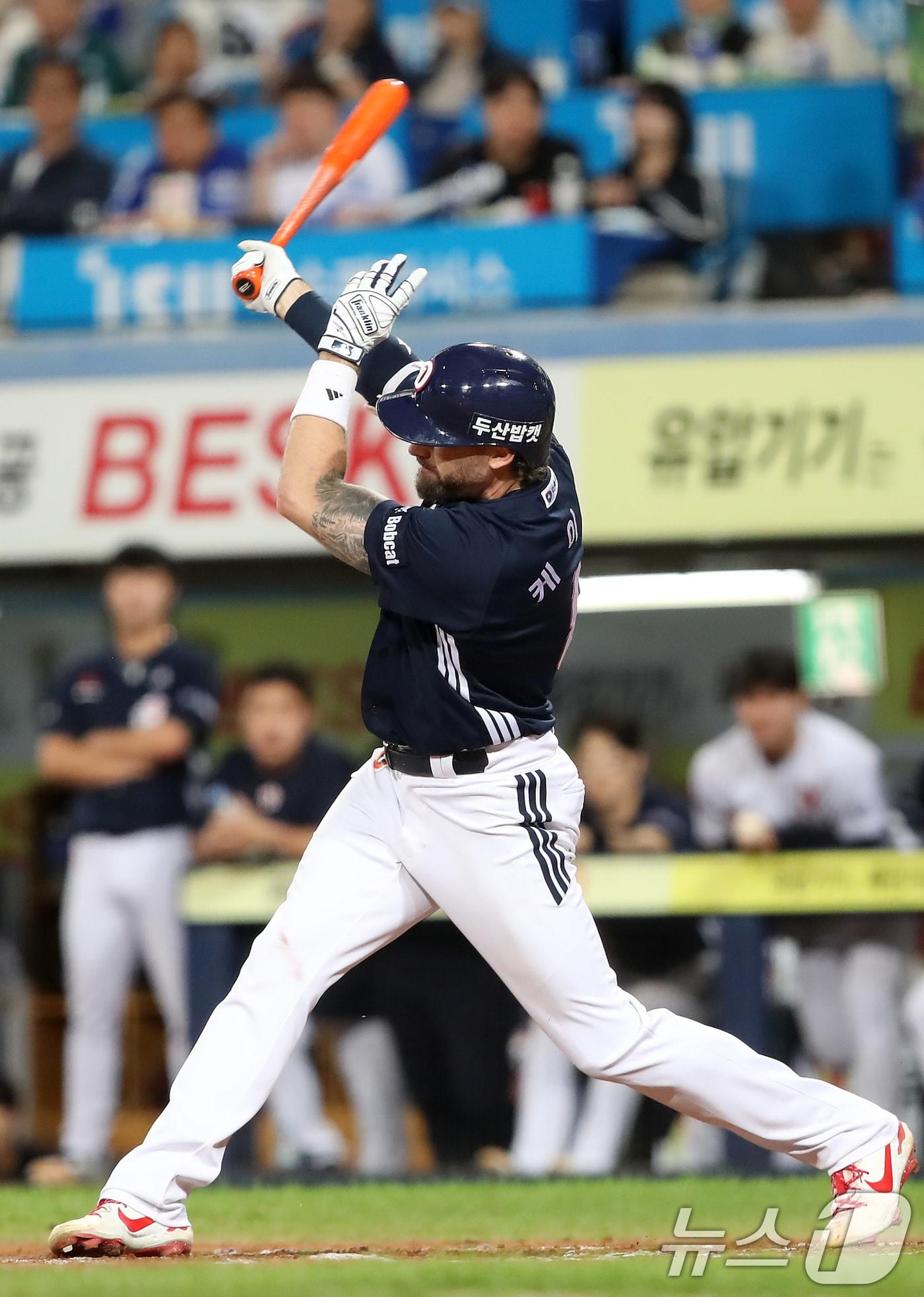 본문 이미지 - 23일 오후 대구 수성구 삼성라이온즈파크에서 열린 프로야구 &#39;2025 신한 SOL뱅크 KBO 리그&#39; 두산 베어스와 삼성 라이온즈 경기, 7회초 2사 상황 두산 3번타자 케이브가 중견수 방면 안타를 치고 있다. 2025.9.23/뉴스1 ⓒ News1 공정식 기자