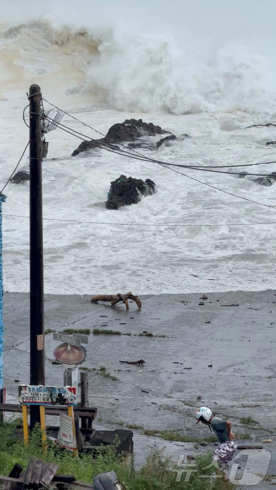 본문 이미지 - 태풍 라가사의 영향으로 대만 타이퉁의 오키드 섬에 엄청난 폭우가 발생했다. 2025.9.23 ⓒ 로이터=뉴스1 ⓒ News1 강민경 기자