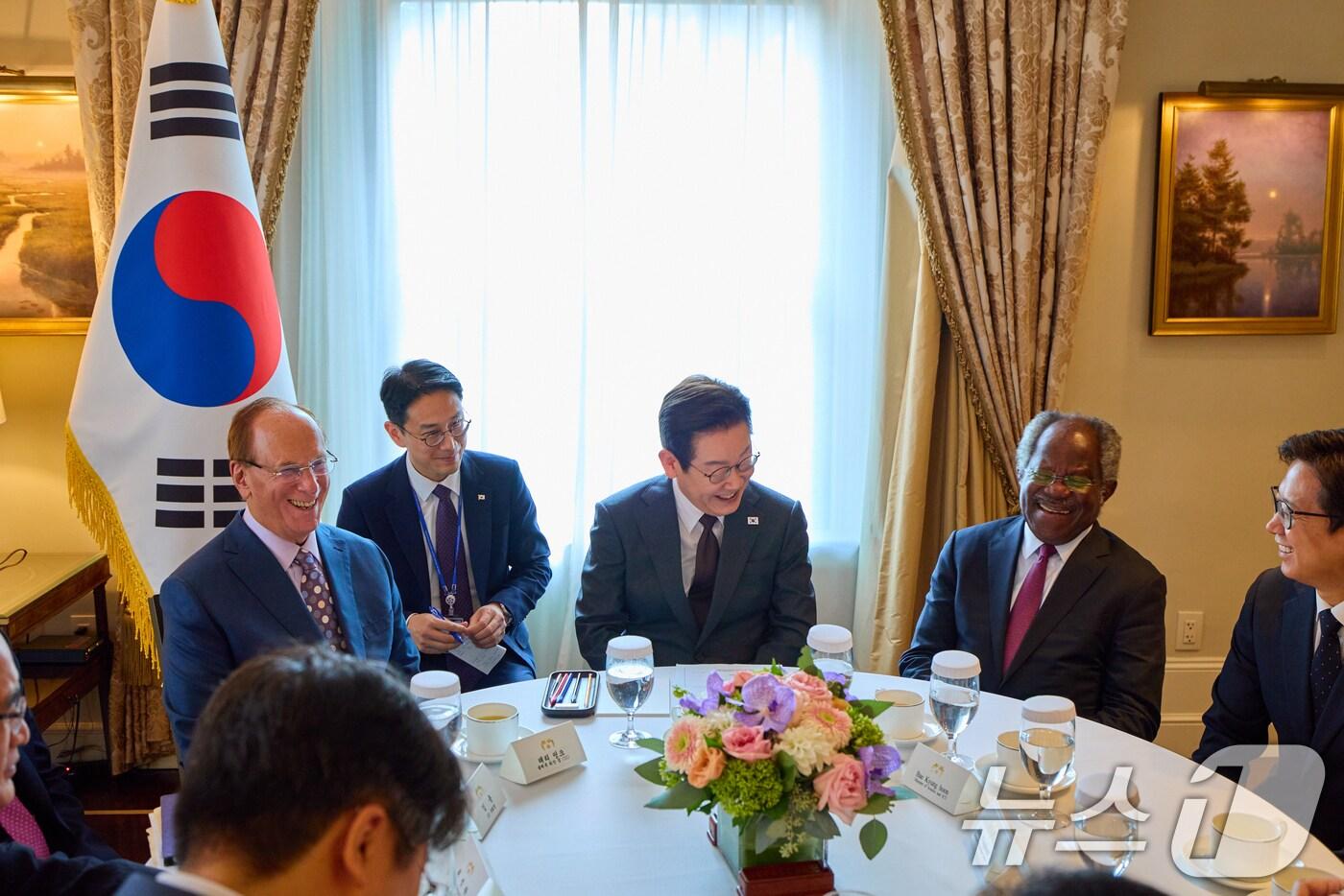 이재명 대통령이 22일&#40;현지 시간&#41; 미국 뉴욕의 한 호텔에서 세계경제포럼 의장인 래리 핑크 블랙록 회장, 아데바요 오군레시&#40;오른쪽&#41; 글로벌 인프라스트럭처 파트너스 회장을 접견하고 있다. &#40;이재명 대통령 SNS. 재판매 및 DB 금지&#41; 2025.9.24/뉴스1 ⓒ News1 허경 기자