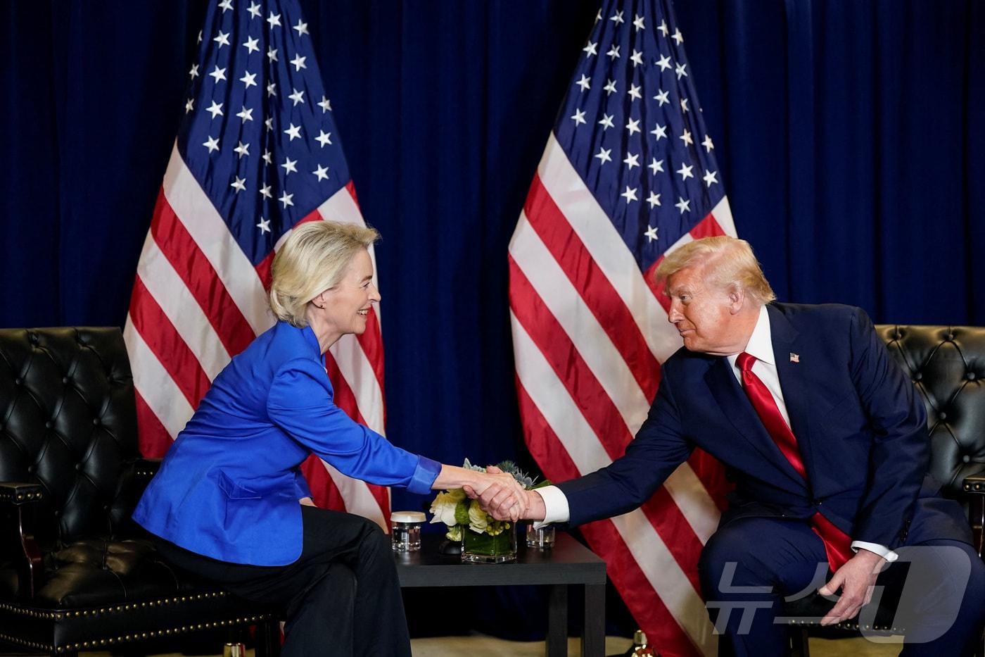 도널드 트럼프 미국 대통령과 우르줄라 폰데어라이엔 유럽연합&#40;EU&#41; 집행위원회 위원장이 지난 23일&#40;현지시간&#41; 미국 뉴욕에서 열린 제80차 유엔 총회에서 도널드 트럼프 미국 대통령과 회담에 앞서 악수하고 있다. 2025.09.23. ⓒ 로이터=뉴스1 ⓒ News1 류정민 특파원