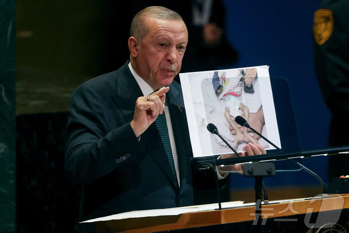 레제프 타이이프 에르도안 튀르키예 대통령이 23일(현지시간) 유엔총회 연설에서 가자지구 상황을 보여주는 사진을 들고 발언하고 있다. 2025.9.23 ⓒ 로이터=뉴스1 ⓒ News1 강민경 기자