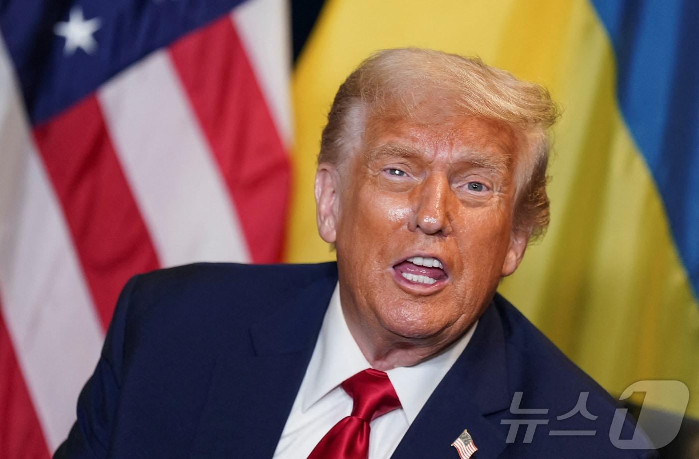 도널드 트럼프 미국 대통령이 23일&#40;현지시간&#41; 미국 뉴욕에서 열린 제80차 유엔 총회에서 볼로디미르 젤렌스키 우크라이나 대통령과의 회담 전 기자들의 질문에 답하고 있다. 2025.09.23. ⓒ 로이터=뉴스1 ⓒ News1 류정민 특파원