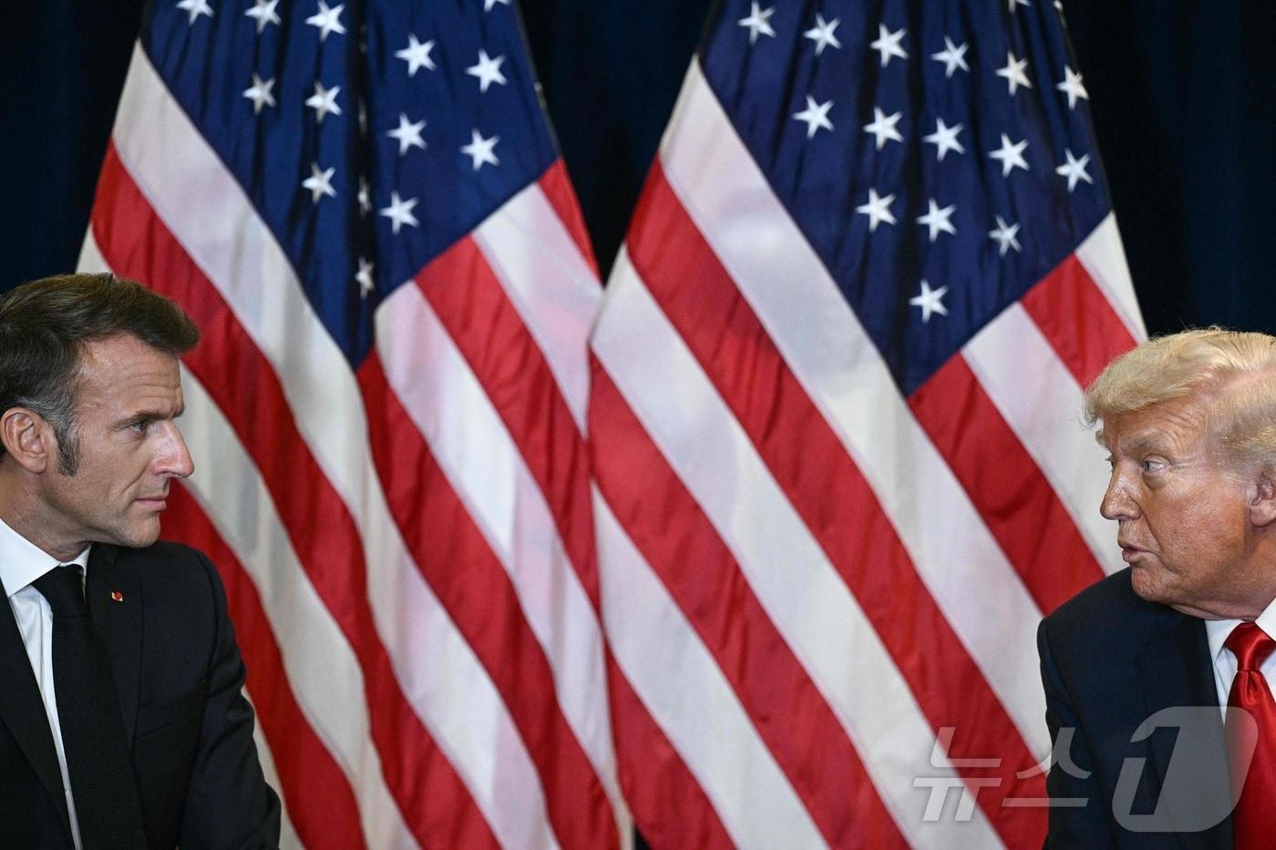 본문 이미지 - 23일(현지시간) 미국 뉴욕에서 열린 제80차 유엔 총회에서 에마뉘엘 마크롱 프랑스 대통령(왼쪽)과 도널드 트럼프 미국 대통령이 양자 회담을 가지고 있다. 2025.09.23. ⓒ AFP=뉴스1 ⓒ News1 권준언 기자