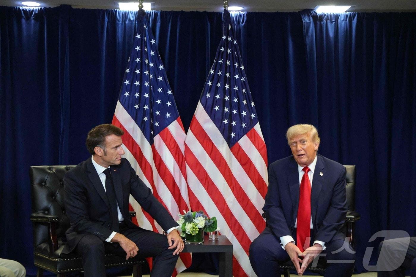 23일(현지시간) 미국 뉴욕에서 열린 제80차 유엔 총회에서 에마뉘엘 마크롱 프랑스 대통령(왼쪽)과 도널드 트럼프 미국 대통령이 양자 회담을 가지고 있다. 2025.09.23. ⓒ AFP=뉴스1 ⓒ News1 권준언 기자