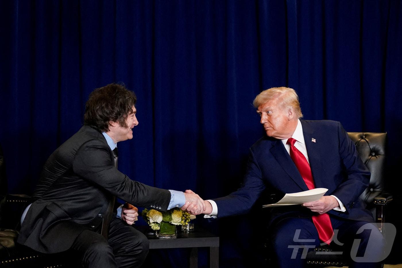 본문 이미지 - 미국 뉴욕에서 열린 제80차 유엔 총회에서 하비에르 밀레이 아르헨티나 대통령(왼쪽)이 도널드 트럼프 미국 대통령과 악수하고 있다. 2025.09.23. ⓒ 로이터=뉴스1