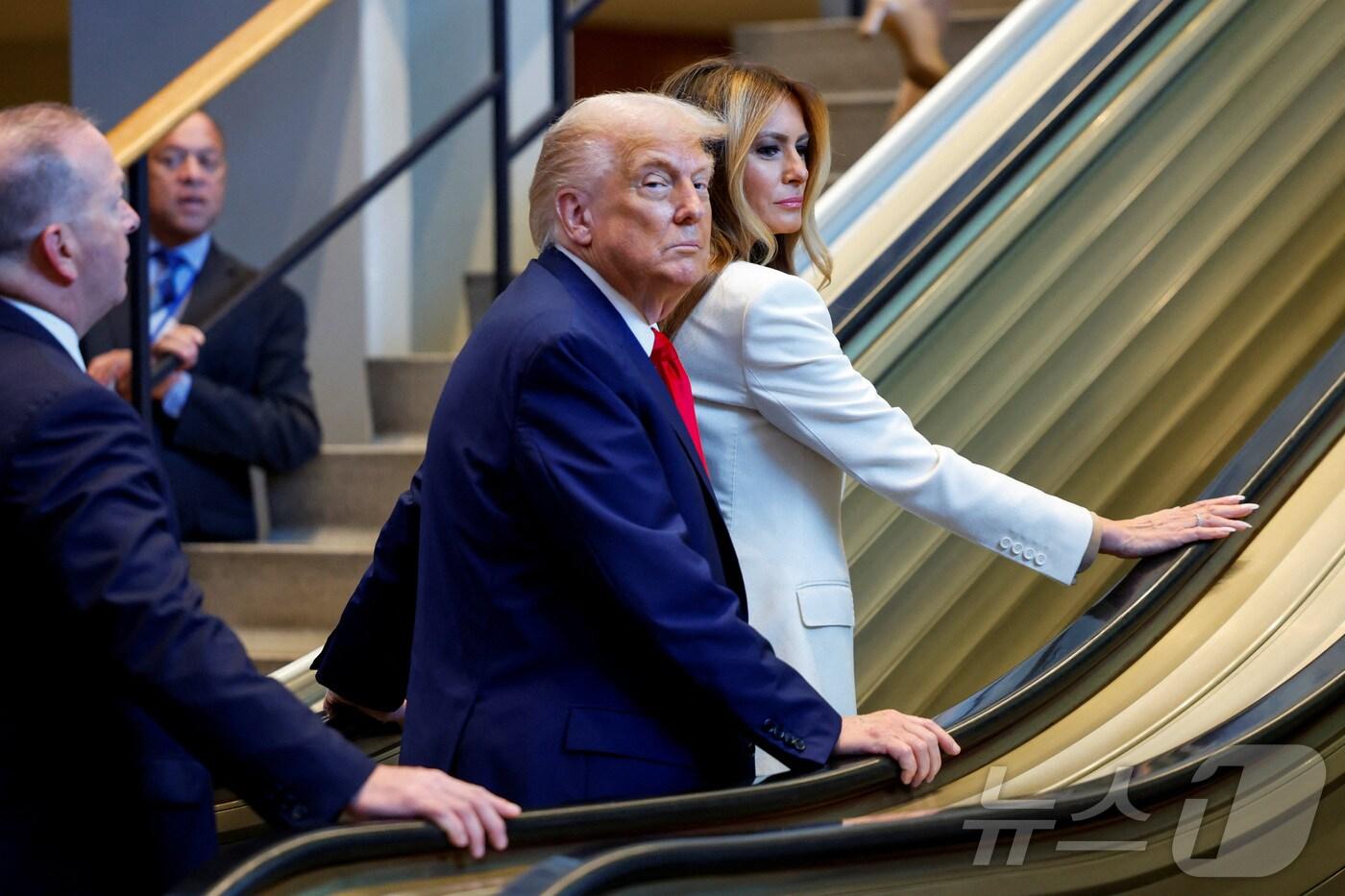 도널드 트럼프 미국 대통령이 23일&#40;현지시간&#41; 유엔 총회 참석을 위해 뉴욕에 있는 유엔 본부를 방문했을 당시 갑자기 에스컬레이터가 멈춰 주변을 둘러보고 있다. 2025.9.23. ⓒ 로이터=뉴스1
