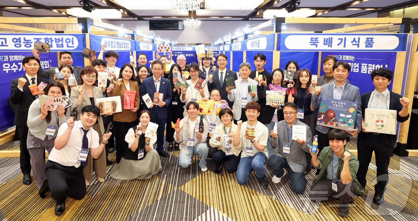 24일 경북 안동 스탠포드호텔에서 청년 창업가, 소상공인 등 100여명이 참석한 가운데 쿠팡 입점 품평회와 간담회가 열렸다.(경북도 제공. 재판매 및 DB금지) /뉴스1