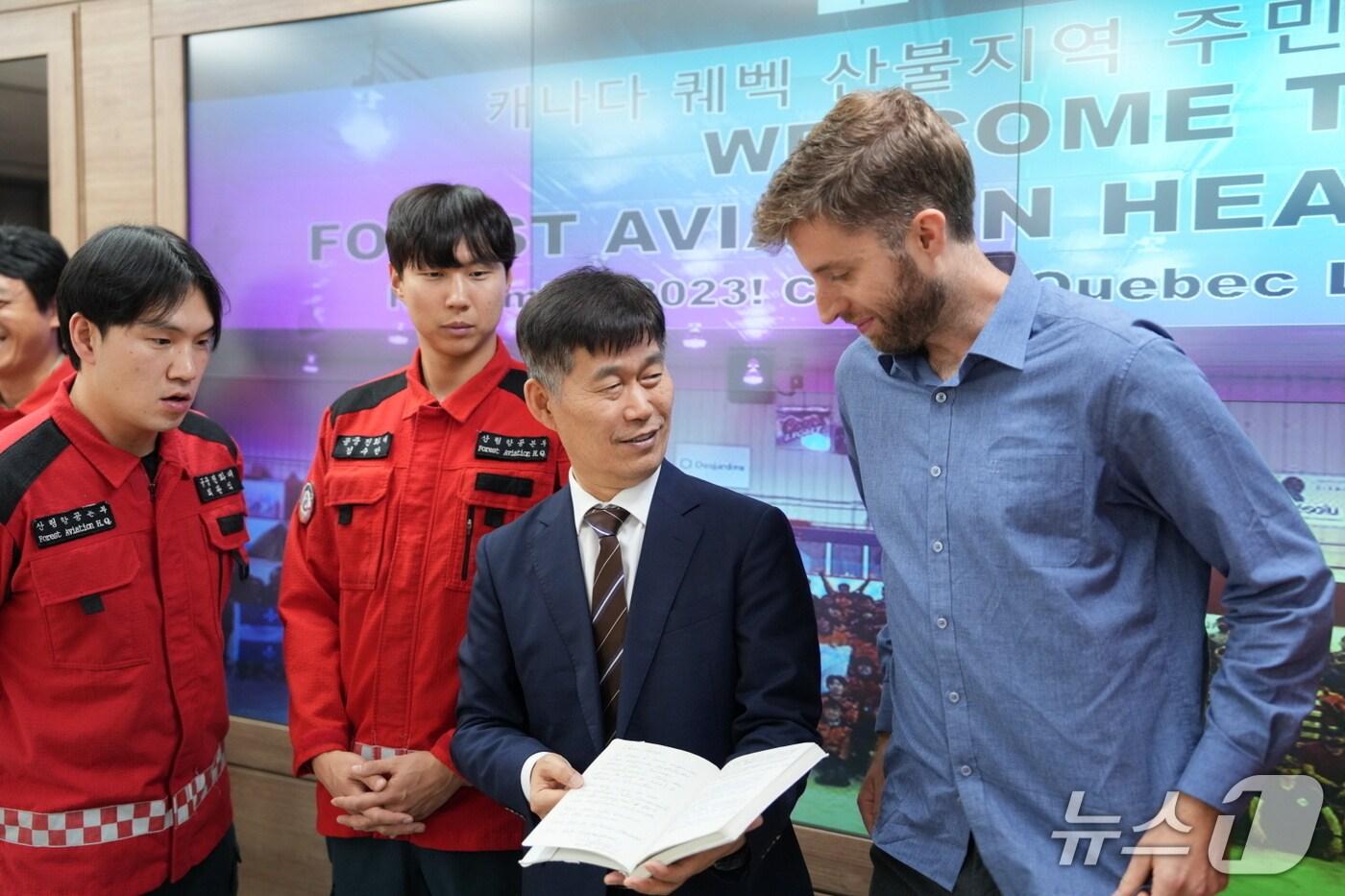 산림청 산림항공본부는 2년 전 캐나다 산불진화대를 파견해 활동한 것과 관련, 퀘벡 지역 주민들로부터 감사 편지를 받았다고 밝혔다.&#40;산림청 산림항공본부 제공.재판매 및 DB금지&#41;/뉴스1