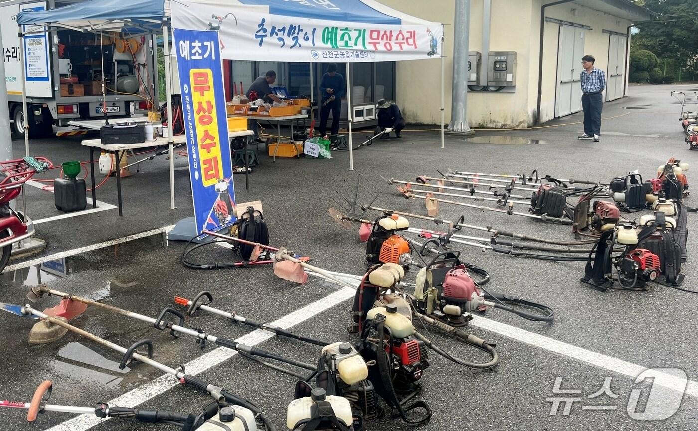 충북 진천군 추석맞이 예초기 무상수리 안전교육 현장 모습.&#40;진천군 제공&#41;/뉴스1