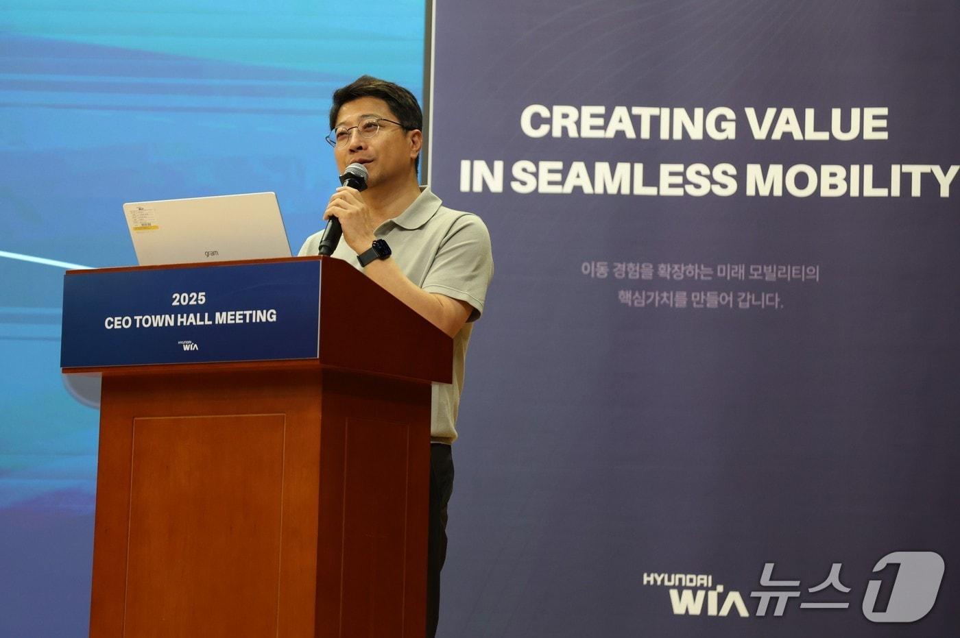 현대위아 권오성 대표이사가 23일 경기도 의왕시 현대위아 의왕연구소에서 열린 ‘CEO 타운홀 미팅’에서 경영 방향에 대해 설명하고 있다. &#40;현대위아 제공&#41; 